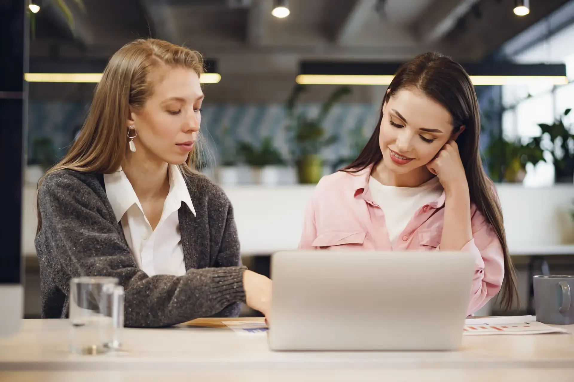 two-young-women-working-together-office